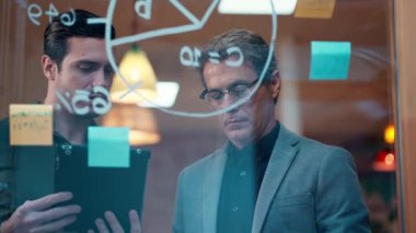 İki yakışıklı girişimcinin birlikte çalıştığı bir metaakrilat içindeki çalışma notlarını ararken çekilmiş bir video.