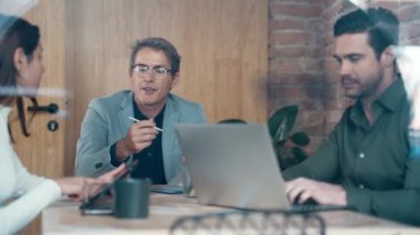 Birlikte çalıştıkları bir yerde çok yönlü girişimcilerin konuştuğu video.