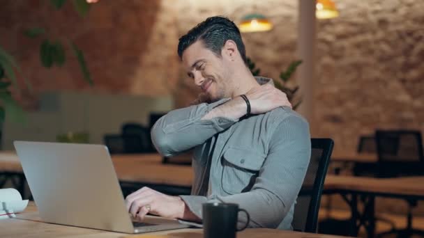 Wideo Przystojnego Przedsiębiorcy Odczuwającego Ból Pleców Podczas Pracy Laptopem Miejscu — Wideo stockowe