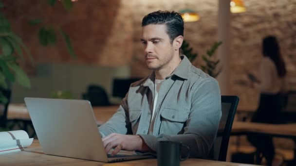 Video Van Knappe Ondernemer Werken Met Laptop Een Working Plaats — Stockvideo