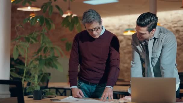 Video Dos Empresarios Guapos Varias Edades Hablando Mientras Trabajan Juntos — Vídeo de stock