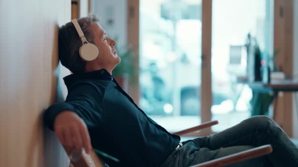 Vídeo Empresário Bonito Maduro Homem Relaxante Enquanto Ouve Música Com — Vídeo de Stock