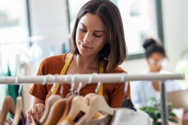 Moda tasarımcılarının çekimleri ve dikiş atölyesindeki yeni kıyafet koleksiyonunun ayrıntıları..