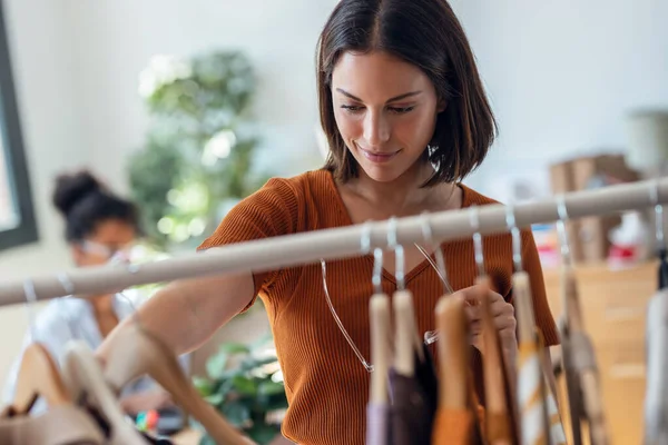 Moda tasarımcılarının çekimleri ve dikiş atölyesindeki yeni kıyafet koleksiyonunun ayrıntıları..