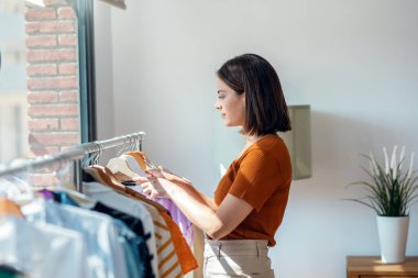 Moda tasarımcılarının çekimleri ve dikiş atölyesindeki yeni kıyafet koleksiyonunun ayrıntıları..
