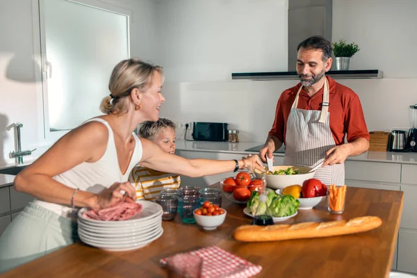 Colpo Bella Famiglia Gentile Cucina Insalata Sana Insieme Cucina Casa — Foto Stock