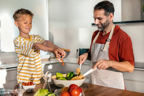 Colpo Padre Bello Cucinare Insalata Sana Con Suo Figlio Cucina — Foto Stock