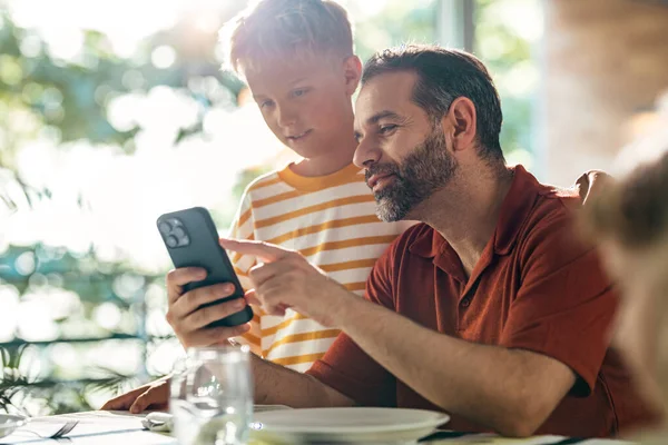 Handsome Father Her Cute Son Using Smartphone Lunch Kitchen Home — Stock Photo, Image