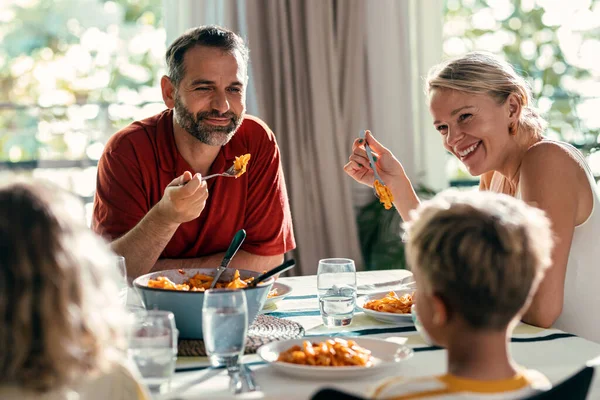 Strzał Piękny Rodzaj Rozmowy Rodziny Podczas Jedzenia Razem Kuchni Domu — Zdjęcie stockowe