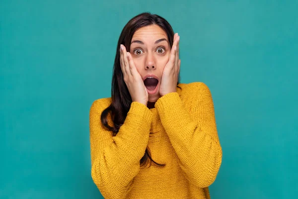 Portrait Surprised Young Woman Screaming Putting Her Hands Her Face — Stock Photo, Image