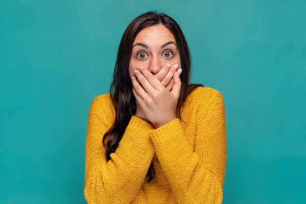 Portrait Surprised Young Woman Screaming Putting Her Hands Her Mouth — Stock Photo, Image