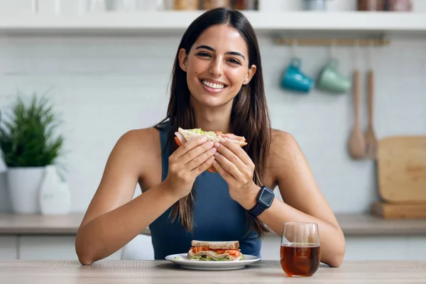 Shot Beautiful Sporty Woman Eating Healthy Sanwich While Looking Camera — Stock Photo, Image
