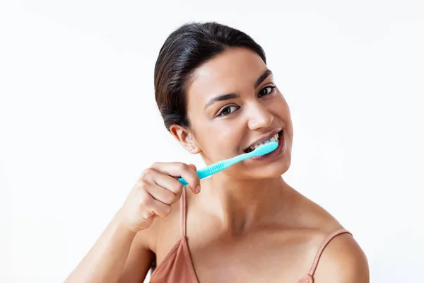 Ditembak Wanita Muda Cantik Menggosok Giginya Sambil Melihat Kamera Terisolasi — Stok Foto