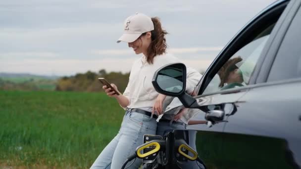 Videó Gyönyörű Fiatal Használ Okostelefon Miközben Egy Megálló Autóval Hogy — Stock videók