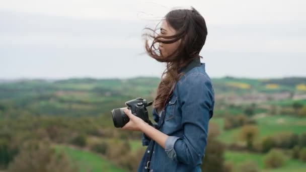 Відео Красивої Жінки Фотографа Фотографує Красивому Гірському Пейзажі — стокове відео