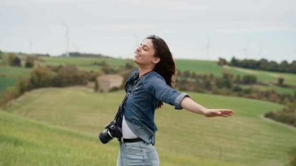 Video Beautiful Young Photographer Woman Enjoying Nature — Stock Video
