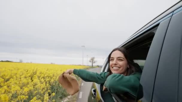 Відео Красивої Молодої Жінки Фотографа Насолоджуючись Природою Вікна Автомобіля — стокове відео
