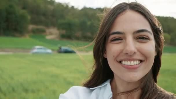 Видео Красивой Молодой Женщины Записывающей Себя Наслаждаясь Весной Поле — стоковое видео