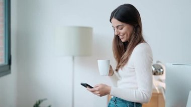 Ofisten video konferans çekerken web kamerasından kendine güvenen bir iş kadınının görüntüsü..