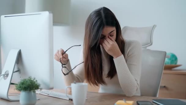 Video Stres Membuat Wanita Bisnis Sakit Kepala Saat Bekerja Dengan — Stok Video