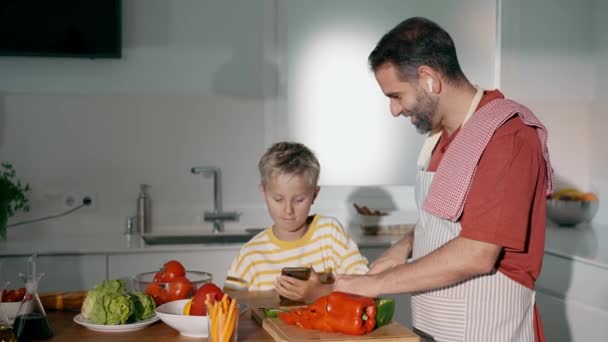 Wideo Przystojnym Ojcem Uczącym Syna Gotować Podczas Gdy Syn Nagrywa — Wideo stockowe