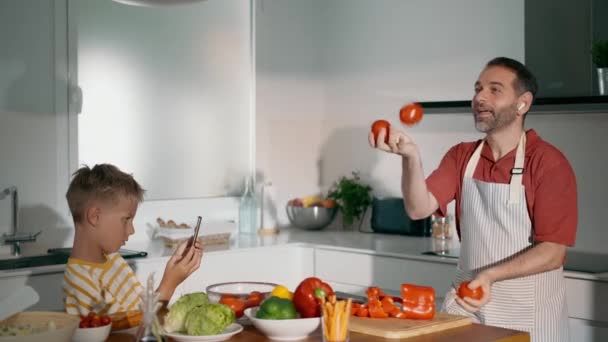 Video Ayah Lucu Juggling Tomat Sementara Anaknya Merekam Dia Dengan — Stok Video