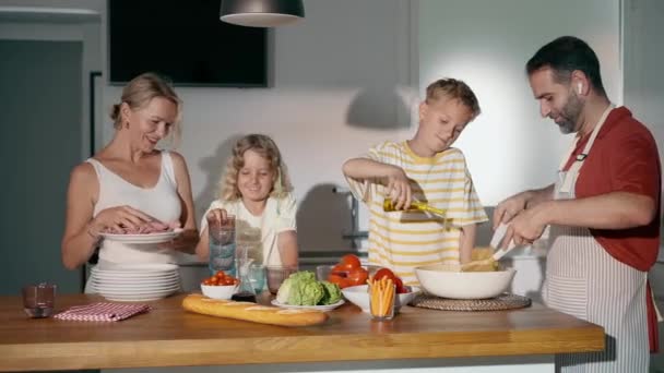 Video Hermosa Familia Hablando Mientras Cocinan Juntos Cocina Casa — Vídeo de stock