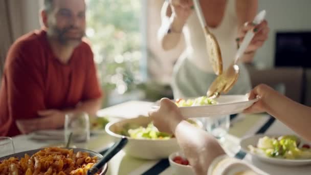 Vídeo Família Gentil Conversando Enquanto Comem Juntos Cozinha Casa — Vídeo de Stock