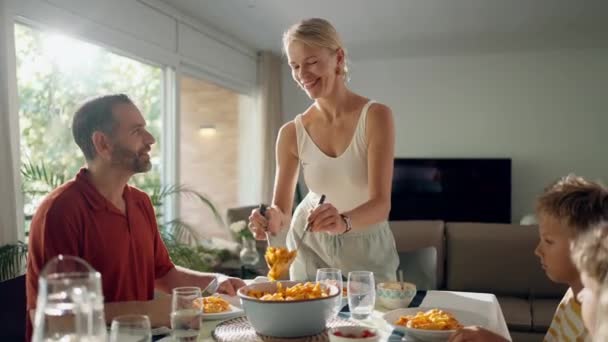 Evde Birlikte Yemek Yerken Tatlı Bir Ailenin Konuştuğu Bir Video — Stok video