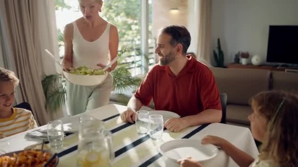 Video Vackra Slag Familj Talar Medan Äter Tillsammans Köket Hemma — Stockvideo