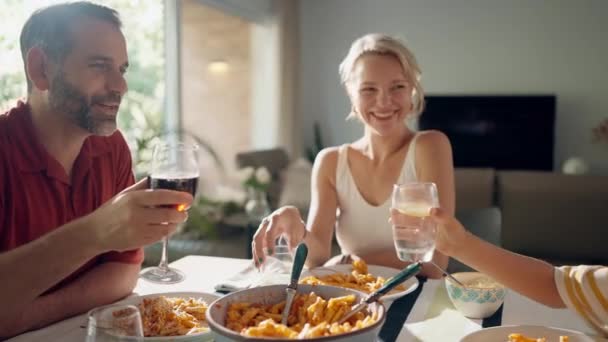 Vidéo Belle Famille Parlant Tout Mangeant Ensemble Dans Cuisine Maison — Video
