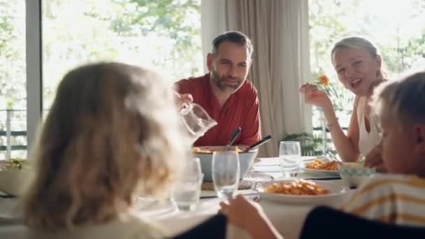 Vídeo Linda Família Gentil Conversando Enquanto Comem Juntos Cozinha Casa — Vídeo de Stock