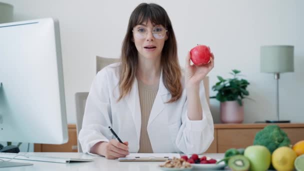 Vidéo Belle Femme Nutritionniste Intelligente Travaillant Avec Ordinateur Tout Faisant — Video