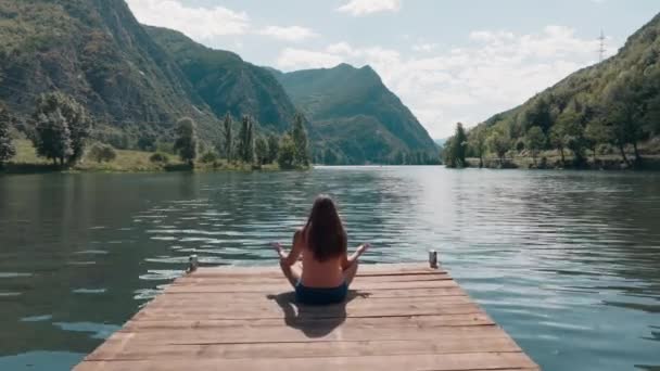 Vidéo Drone Vue Jeune Femme Détendre Tout Faisant Yoga Près — Video