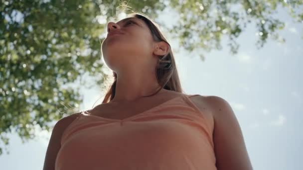 Genç Güzel Bir Kadının Kollarını Kaldırırken Rahatladığı Bir Video — Stok video