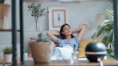 Güzel bir kadının arabada dinlendiği bir video. Bu arada gerekli yağ yayıcı evde oturma odasındaki havayı nemlendiriyor.