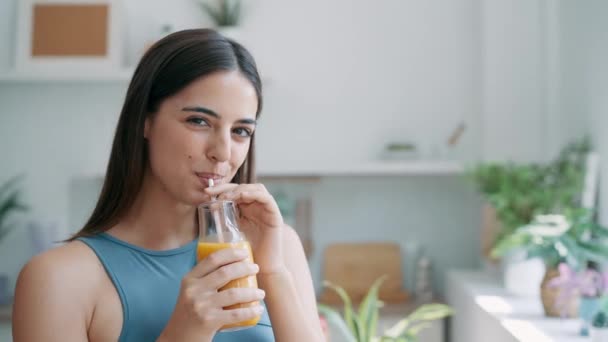 Video Der Schönen Sportlichen Frau Die Gesunden Orangensaft Trinkt Während — Stockvideo