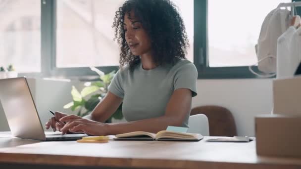 Відео Зосередженої Красивої Ділової Жінки Працює Ноутбуком Роблячи Нотатки Вітальні — стокове відео