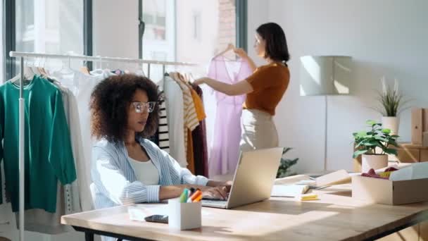 Video Chytré Krásné Módní Návrhářky Pracující Notebookem Nové Kolekce Oblečení — Stock video