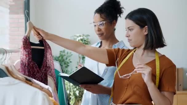 Відео Розумного Красивого Модельєра Який Працює Ноутбуком Нової Колекції Одягу — стокове відео