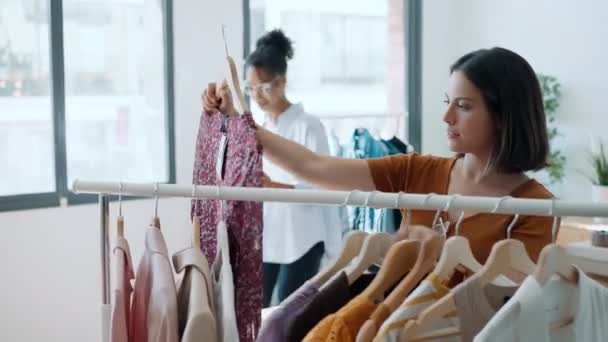 Видео Умного Красивого Модельера Работающего Ноутбуком Новой Коллекции Одежды Швейной — стоковое видео