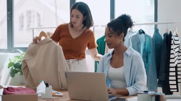 Video Chytré Krásné Módní Návrhářky Pracující Notebookem Nové Kolekce Oblečení — Stock video