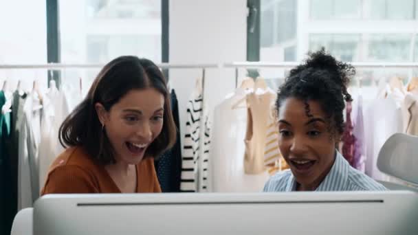 Video Dos Diseñadores Moda Sonrientes Mujeres Que Trabajan Con Ordenador — Vídeos de Stock