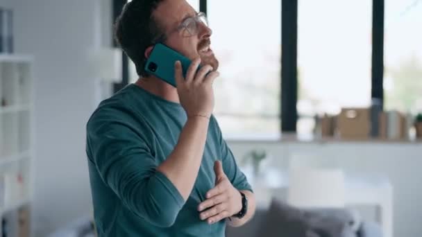 Vidéo Homme Colère Mature Disputant Parlant Avec Téléphone Portable Maison — Video