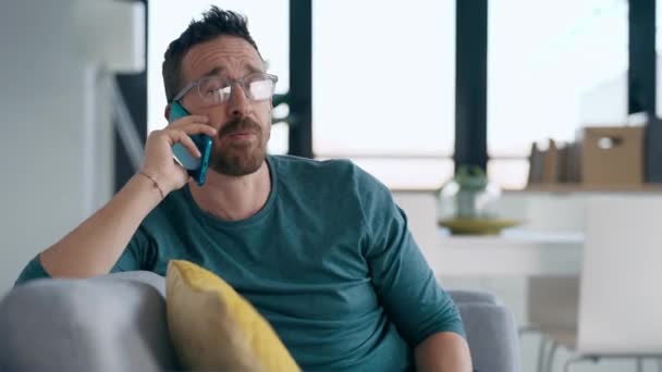 Wideo Szczęśliwego Dojrzałego Mężczyzny Okularach Rozmawiającego Smartfonem Podczas Relaksu Kanapie — Wideo stockowe
