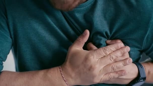 自宅で悪いニュースを受けた後 心臓発作を起こした成熟した男性のビデオ — ストック動画