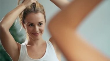 Evdeki aynada öpüşürken kendine bakan güzel bir genç kadının videosu.