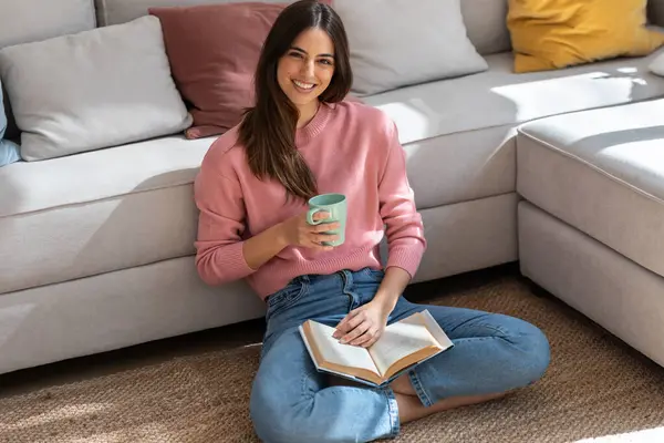 Shot Pretty Young Woman Reading Book Drinking Cup Coffee While — Stock Photo, Image
