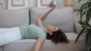 Evdeki kanepede yatan yorgun genç kadının videosu..
