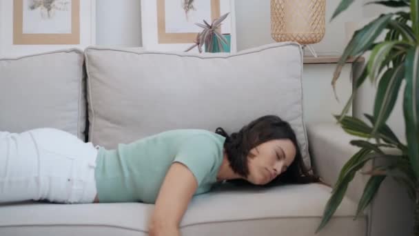 Film Wyczerpanej Młodej Kobiety Leżącej Kanapie Domu — Wideo stockowe